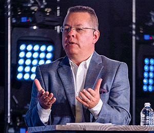 Man giving lecture in on VOM Advance stage